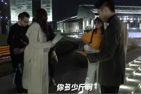 有一种“单手抱”叫黄景瑜抱热巴，看到两人的站姿，这是多大力啊图片