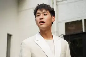 标志性酒窝，臭屁的性格，这个泰国大男孩“除了唱歌啥都不稳”图片