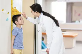 若孩子腿部有以下特征，身高往往会“后发制人”，大长腿跑不了图片