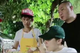 李易峰大排档吃饭，服务员上菜被保镖多次拦住，明星这么金贵？图片