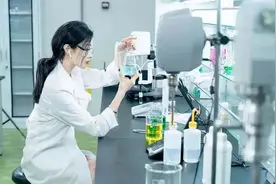 范冰冰做科研被疑摆拍作秀！不戴口罩手套，化精致浓妆披发遭怒批图片