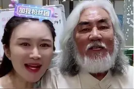 翻车翻大了！张纪中和娇妻直播卖钻石，对方说漏嘴：跟真钻一样图片