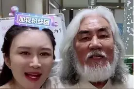 翻车翻大了！张纪中和娇妻直播卖钻石，对方说漏嘴：跟真钻一样图片