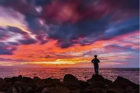 英国网友：中国崛起没那么可怕，可怕的是总有中国人自愿负重前行图片