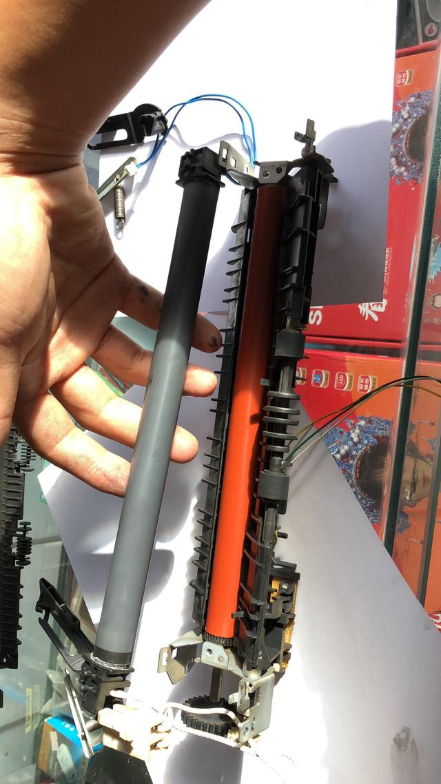 21:弹簧和上面组织去掉后露出定影膜组件,向上抬出2020:用尖嘴钳子拿