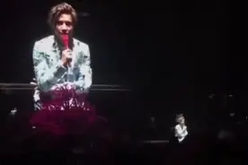 当薛之谦在演唱会上叫出她名字的那一刻，所以偶像剧都弱爆了!图片