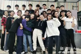 北电20级实验班合影曝光，女生素颜碾压男生，几位哥们太老成？图片