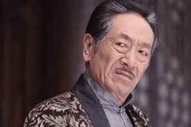 “陈瞎子”王奎荣：40岁上大学，为拍戏吃真蟑螂，娶小37岁美娇妻图片