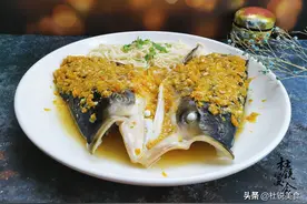 年夜饭的鱼菜可不能乱上，这道黄金鱼头色泽金黄，寓意鸿运当头图片