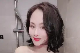 54岁云海妈卖货太拼？晒撩人“出浴照”预热，皮肤白皙吹弹可破图片