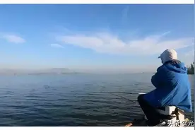 钓鱼人有多疯狂？钓的鱼太多送不出去，挖了个鱼塘后更迷茫图片