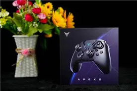 操作简单，快速上手。玩家体验飞智八爪鱼2游戏手柄图片