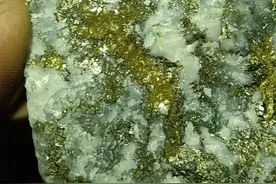 如何在金矿石中简单方法提取里面的黄金图片