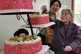 百岁蛋糕大家吃，宁波百岁老人耳聪目明身手健儿女孝顺年年办寿宴图片