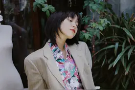 沈月真灵，麦色西装内搭印花衬衫配宽松短裤，清新甜美很有型图片