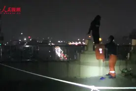 13岁女孩欲跳楼轻生 消防员一个“熊抱”救下图片