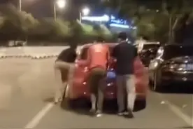 天津几名男子喝酒后推车回家：这不是酒驾，这是“酒推”图片