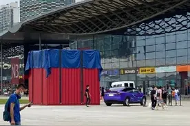 ChinaJoy现场突现巨型空投箱，特斯拉皮肤“实体化”也太酷了吧图片
