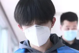 易烊千玺灰色连帽卫衣搭蓝色马甲，尽显少年活力朝气，顺毛好乖巧图片