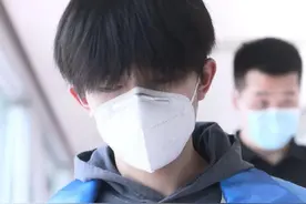 易烊千玺灰色连帽卫衣搭蓝色马甲，尽显少年活力朝气，顺毛好乖巧图片
