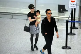 孙俪真是辣妈，踩着高跟鞋单手抱娃很轻松，邓超插兜走路一脸高冷图片