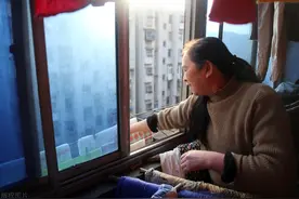 48岁阿姨哭诉，给80岁老人当住家保姆每月拿8000工资，却很想逃离图片