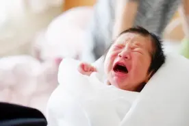 新生儿自带5种条件反射，半岁若没消失，提示孩子大脑有问题图片