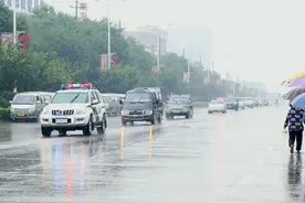 警察出动时为什么要鸣笛，难道不会暴露给歹徒吗？图片