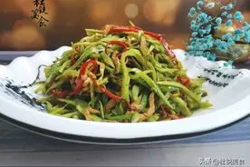 扁豆越深秋越脆嫩，碱性食材，这样炒5分钟出锅，盘底都不剩图片