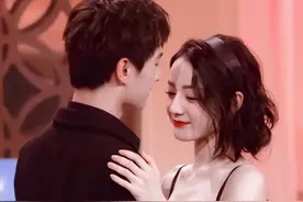 杨洋迪丽热巴太甜了！还原新剧拥抱名场面，杨洋直呼“好尴尬”图片