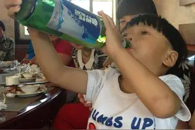 三类食物最好一点也没给娃吃，浪费钱还影响智力，家长别大意图片