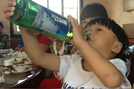 三类食物最好一点也没给娃吃，浪费钱还影响智力，家长别大意图片