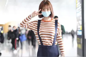 40岁柳岩剪波波头变少女，条纹衫配背带裤，脚上鞋子让人看不懂图片