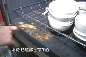 餐饮店后厨环境脏乱差，市场监管现场查处：关停立案视频封面