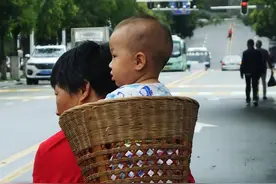 街拍：竹背篓里的美好童年图片