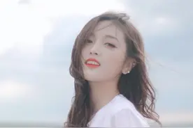 吴宣仪的机场时尚穿搭，少女感满满图片