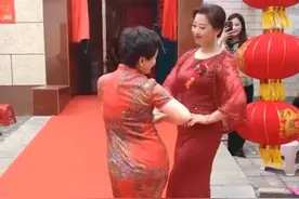 河北一女儿出嫁当天，丈母娘行古礼迎宾客，宾客们也用古礼回应图片