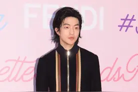 屈楚萧恋情被拍，从演技派变为渣男图片