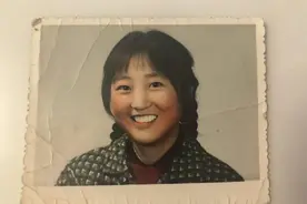 贾玲妈妈年轻旧照曝光！大眼睛高鼻梁像极贾玲，面色红润好清纯图片
