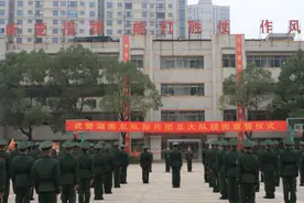 一级军士长是怎样炼成的？岳阳楼下，“兵王”为新兵授衔图片