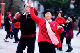 退休后我学会了跳交际舞，经历两个舞伴后，我后悔了图片