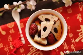81岁奶奶常年吃莲藕，教我懒人做法，不炒也不炸，方法很简单图片