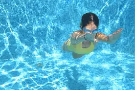 妻子不顾老公反对，坚决要学游泳，最终老公发现了她与教练的秘密图片