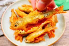 炸酥鱼时，有人裹面粉，有人裹淀粉！大厨：都不对，教你正确做法图片