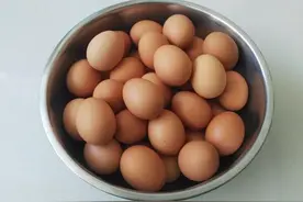 1瓶白酒倒在鸡蛋上，这样腌的鸡蛋个个金黄流油，看完试试吧图片