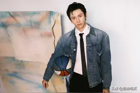 张哲瀚道歉后被扒黑历史，曾偷拍高中情侣发博，家长联系删博遭拒图片