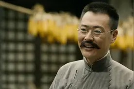 凭《亮剑》走红，撞脸朱亚文，获封影帝的他搭于和伟互相飙戏图片