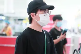 郭麒麟自曝因外卖不好吃搬家后亮相，装扮低调搭配可爱图片