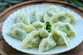 包韭菜肉馅饺子，牢记“3放2不放”韭菜碧绿不发黑，不出水不烧心图片