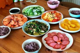 家里3个孩子，吃饭不凑合，做一桌家常菜，朋友：担心儿子接不走图片